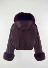 Carica l'immagine nel visualizzatore di Gallery, Piumino Bordeaux Corto Impermeabile con Cappuccio e Pelliccia Staccabile