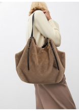 Carica l'immagine nel visualizzatore di Gallery, BORSA TOTE REVERSIBILE IN PELLICCIA ECOLOGICA CON TRACOLLE REGOLABILI