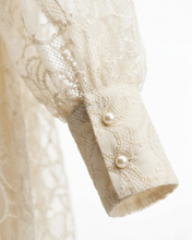 Carica l'immagine nel visualizzatore di Gallery, Abito Maxi in Pizzo Francese con Bottoni Perla e Cintura Intrecciata