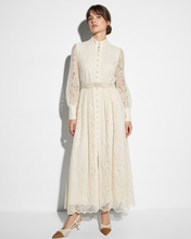 Carica l'immagine nel visualizzatore di Gallery, Abito Maxi in Pizzo Francese con Bottoni Perla e Cintura Intrecciata