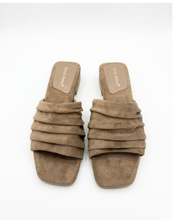 Carica l'immagine nel visualizzatore di Gallery, Sabot Chic in Simil-pelle Scamosciata con Punta Squadrata e Fascia a Increspature