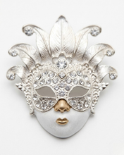 Carica l'immagine nel visualizzatore di Gallery, Spilla a Forma di Maschera Veneziana con Cristalli – Eleganza Scenografica
