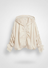 Carica l'immagine nel visualizzatore di Gallery, Doppia Faccia Giacca Beige Oversize in Seta e Pizzo - Stile Avvolgente con Maniche a Balze