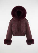 Carica l'immagine nel visualizzatore di Gallery, Piumino Bordeaux Corto Impermeabile con Cappuccio e Pelliccia Staccabile