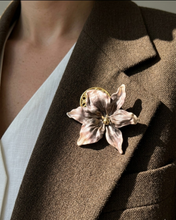 Carica l'immagine nel visualizzatore di Gallery, Spilla Magnetica a Forma di Fiore in Acciaio – Eleganza Senza Fori