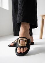 Carica l'immagine nel visualizzatore di Gallery, Ciabattine in Vera Pelle con Fibbia Dorata - Made in Italy