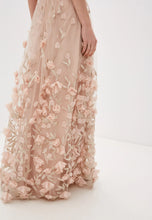 Carica l'immagine nel visualizzatore di Gallery, Vestito elegante con profonda scollatura V e dettagli di fiore sull'orlo