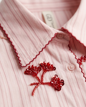 Carica l'immagine nel visualizzatore di Gallery, Camicia a Righe con Ricami Floreali e Pailettes - Design Francese