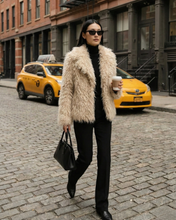 Carica l'immagine nel visualizzatore di Gallery, Cappotto Beige Oversize in Eco-Pelliccia Morbida