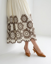 Carica l'immagine nel visualizzatore di Gallery, Décolleté Slingback in Vera Pelle con Dettaglio Gioiello Dorato