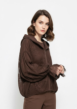 Carica l'immagine nel visualizzatore di Gallery, Doppia Faccia Giacca Marrone Oversize in Seta e Pizzo - Stile Avvolgente con Maniche a Balze