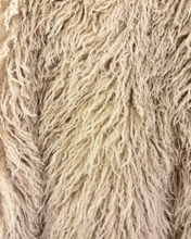 Carica l'immagine nel visualizzatore di Gallery, Cappotto Beige Oversize in Eco-Pelliccia Morbida