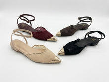 Carica l'immagine nel visualizzatore di Gallery, Scarpe Basse Eleganti in Pizzo con Dettagli Metallici e Cinturino