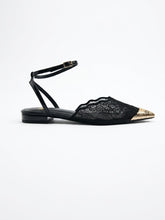 Carica l'immagine nel visualizzatore di Gallery, Scarpe Basse Eleganti in Pizzo con Dettagli Metallici e Cinturino
