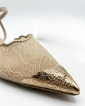 Carica l'immagine nel visualizzatore di Gallery, Scarpe Basse Eleganti in Pizzo con Dettagli Metallici e Cinturino