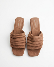 Carica l'immagine nel visualizzatore di Gallery, Sabot Chic in Simil-pelle Scamosciata con Punta Squadrata e Fascia a Increspature