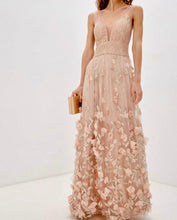 Carica l'immagine nel visualizzatore di Gallery, Vestito elegante con profonda scollatura V e dettagli di fiore sull'orlo