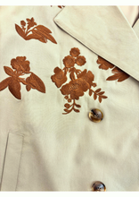 Carica l'immagine nel visualizzatore di Gallery, TRENCH CORTO OVERSIZE CON RICAMO DOPPIOPETTO