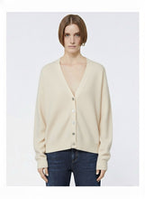 Carica l'immagine nel visualizzatore di Gallery, CARDIGAN BEIGE MADE IN ITALY IN MISTO LANA E CASHMERE