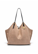 Carica l'immagine nel visualizzatore di Gallery, BORSA TOTE REVERSIBILE IN PELLICCIA ECOLOGICA CON TRACOLLE REGOLABILI