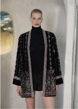 Carica l'immagine nel visualizzatore di Gallery, Giacca Kimono in Effetto Velluto con Ricami Geometrici e Floreali Fatti a Mano