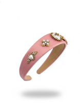 Carica l'immagine nel visualizzatore di Gallery, CERCHIETTO ROSA ARTIGIANALE IN RASO CON DETTAGLI GIOIELLO E MOTIVO APE IN PERLE E CRISTALLI