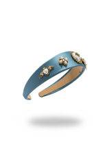 Carica l'immagine nel visualizzatore di Gallery, CERCHIETTO AZZURRO POLVERE ARTIGIANALE IN RASO CON DETTAGLI GIOIELLO E MOTIVO APE IN PERLE E CRISTALLI