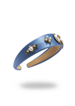 Carica l'immagine nel visualizzatore di Gallery, CERCHIETTO BLU FIORDALISO ARTIGIANALE IN RASO CON DETTAGLI GIOIELLO E MOTIVO APE IN PERLE E CRISTALLI