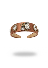 Carica l'immagine nel visualizzatore di Gallery, CERCHIETTO RAME ARTIGIANALE IN RASO CON DETTAGLI GIOIELLO E MOTIVO APE IN PERLE E CRISTALLI