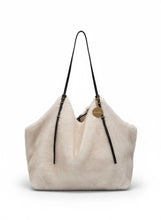 Carica l'immagine nel visualizzatore di Gallery, BORSA TOTE REVERSIBILE IN PELLICCIA ECOLOGICA CON TRACOLLE REGOLABILI