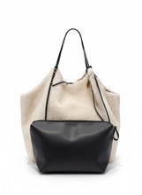 Carica l'immagine nel visualizzatore di Gallery, BORSA TOTE REVERSIBILE IN PELLICCIA ECOLOGICA CON TRACOLLE REGOLABILI