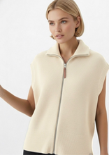 Carica l'immagine nel visualizzatore di Gallery, Gilet Minimalista in Maglia Beige con Zip