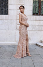 Carica l'immagine nel visualizzatore di Gallery, Abito elegante lungo manica corta con paillettes e spacco sul davanti