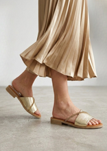 Carica l'immagine nel visualizzatore di Gallery, Sandalo Flat in Morbida Nappa con Dettaglio Lucente - Artigianato Italiano
