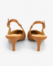 Carica l'immagine nel visualizzatore di Gallery, Décolleté Slingback in Vera Pelle con Dettaglio Gioiello Dorato
