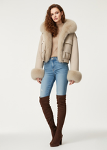 Carica l&#39;immagine nel visualizzatore di Gallery, Piumino Beige Corto Impermeabile con Cappuccio e Pelliccia Staccabile
