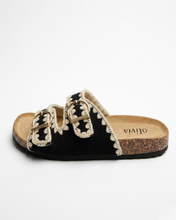 Carica l'immagine nel visualizzatore di Gallery, Sandali Slide in Ecopelle Scamosciata con Bordatura Crochet e Doppia Fibbia Gold
