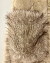 Carica l&#39;immagine nel visualizzatore di Gallery, Gilet Beige in Pelliccia Sintetica Smanicate con Ganci e Cintura – Taglia Unica
