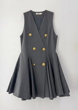 Carica l&#39;immagine nel visualizzatore di Gallery, Abito Grigio Doppiopetto con Bottoni Dorati e Dettaglio Leone di Venezia
