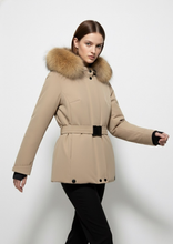 Carica l&#39;immagine nel visualizzatore di Gallery, Giacca da Sci Impermeabile con Cappuccio in Pelliccia Sintetica – Eleganza e Performance Fango
