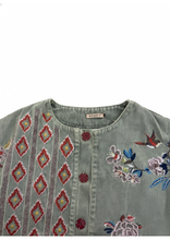 Carica l&#39;immagine nel visualizzatore di Gallery, GIACCA JEANS CON RICAMO BOTTONI
