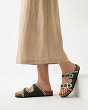 Carica l'immagine nel visualizzatore di Gallery, Sandali Slide in Ecopelle Scamosciata con Bordatura Crochet e Doppia Fibbia Gold
