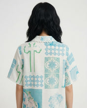 Carica l'immagine nel visualizzatore di Gallery, Camicia a maniche corte con stampa greca e bordi smerlati
