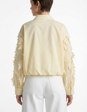 Carica l'immagine nel visualizzatore di Gallery, Blusa Eterea in Mesh con Applicazioni 3D e Bottoni Gioiello
