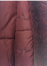 Carica l&#39;immagine nel visualizzatore di Gallery, Piumino Bordeaux Corto Impermeabile con Cappuccio e Pelliccia Staccabile
