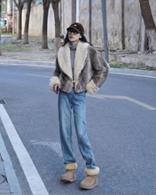 Carica l&#39;immagine nel visualizzatore di Gallery, Giacca Corto Beige in Eco-Pelliccia  Reversibile
