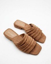 Carica l'immagine nel visualizzatore di Gallery, Sabot Chic in Simil-pelle Scamosciata con Punta Squadrata e Fascia a Increspature
