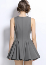 Carica l&#39;immagine nel visualizzatore di Gallery, Abito Grigio Doppiopetto con Bottoni Dorati e Dettaglio Leone di Venezia
