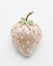 Carica l'immagine nel visualizzatore di Gallery, Spilla Magnetica a Forma di Fragola in Acciaio – Eleganza Senza Fori
