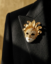 Carica l'immagine nel visualizzatore di Gallery, Spilla a Forma di Maschera Veneziana con Cristalli – Eleganza Scenografica
